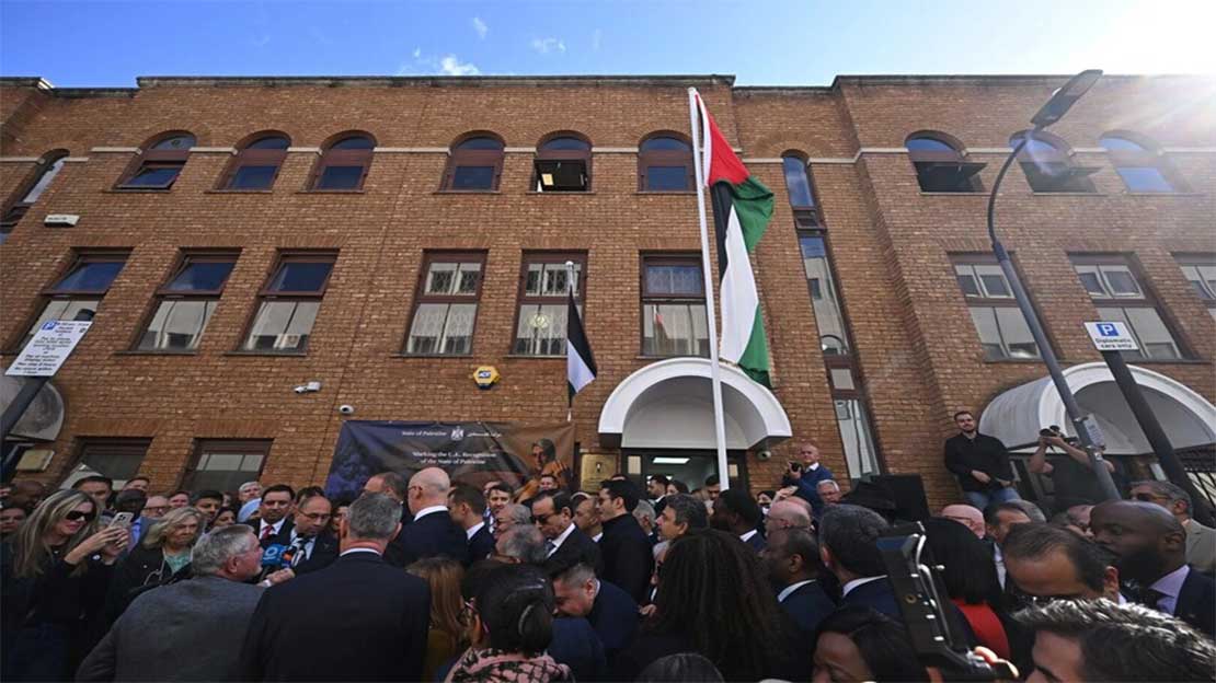 رفع العلم الفلسطيني في لندن يعزز الأمل بحل الدولتين