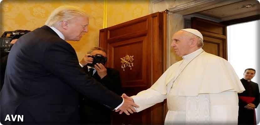 مصافحة بين البابا فرنسيس والرئيس الاميركي دونالد ترامب في الفاتيكان الاربعاء 24 ايار/مايو 2017