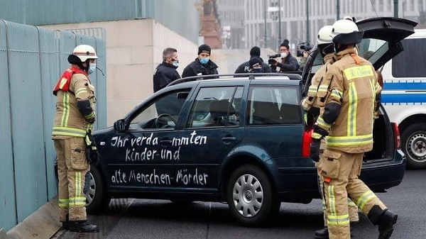سيارة تحمل عبارات غاضبة حاولت اقتحابوابة مقر إقامة أنغيلا ميركل في برلين