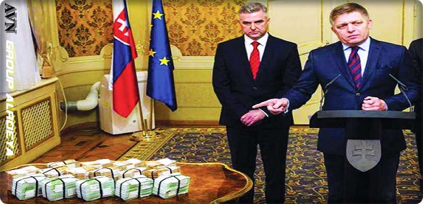رئيس الوزراء يقف بجانب مليون يورو موضوعةً على طاولة