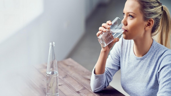 قد لا تحصل على العناصر الغذائية من الماء إذا تناولته خلال الوقوف، لأنه قد لا يصل بالفعل إلى الأعضاء التي يجب أن يصل إليها.