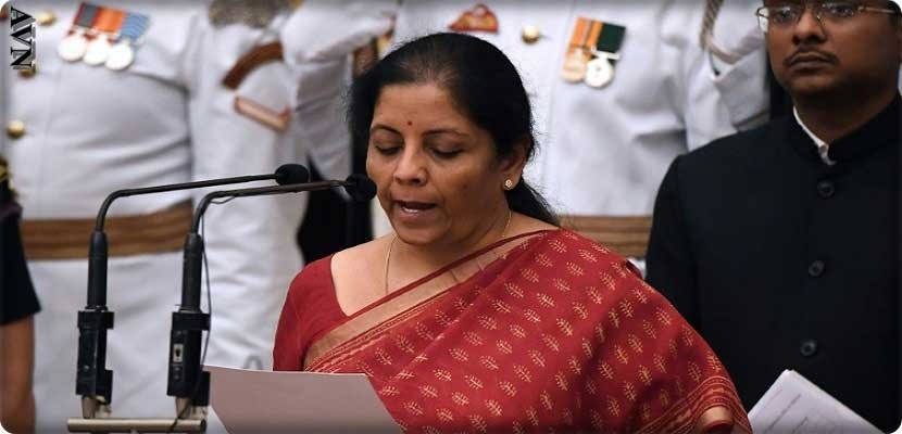نيرمالا سيتارمان (58 عاما) التي تشغل أيضا منصب وزيرة المالية، على رأس وزارة الدفاع لأول مرة في تاريخ الهند