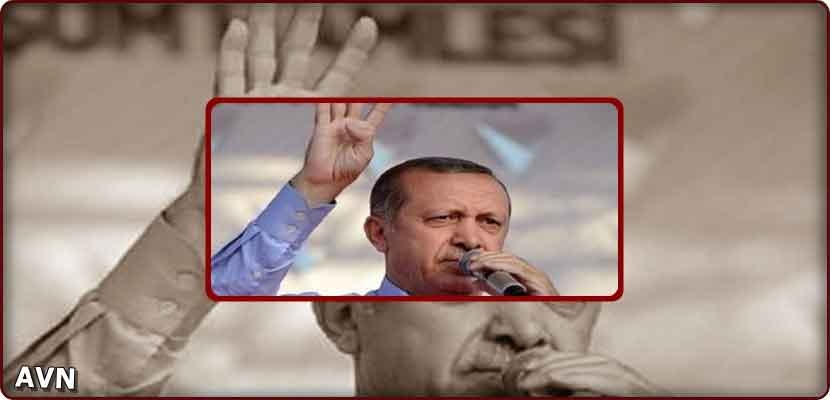 الرئيس التركي رجب طيب أردوغان يرفع اشارة رابعة تأييدا للإخوان المسلمين المصنفة ارهابية في مصر
