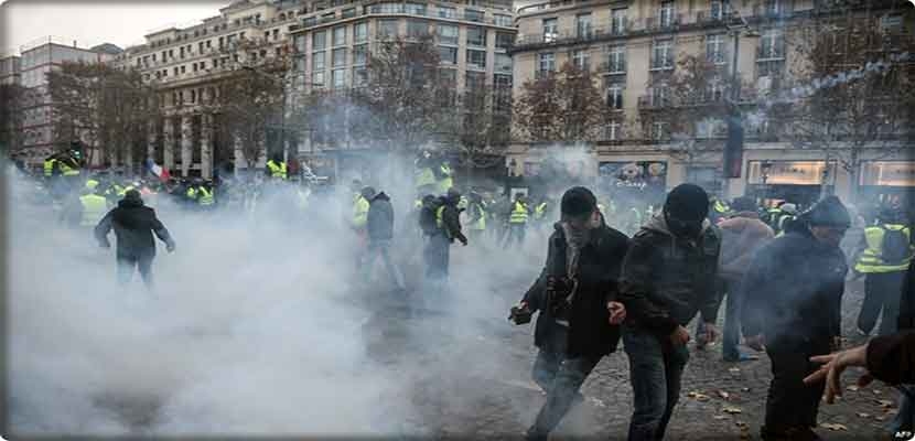 تمثل هذه الاحتجاجات التي تخللتها أعمال عنف تحديا كبيرا لملرئيس الفرنسي اكرون حيث تجذب متظاهرين متباينين بدون قائد أو مهمة واضحة. 