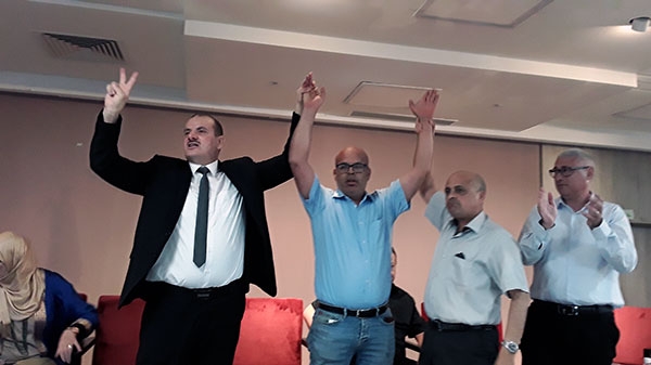 رئيس جمعية القضاة التونسيين، أنس الحمادي، وتشابك الايدي وعلامة الاتحاد مع رئيس المجلس الأعلى للقضاء -المنحل-يوسف بوزاخر|||