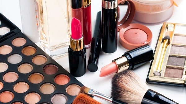 تشير الدراسة إلى أن تواجد المركبات الكيميائية في مستحضرات التجميل، له عواقب سلبية على البيئة أيضًا.