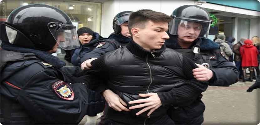 الشرطة الروسية توقف متظاهرا في موسكو/ 2 ابريل 2017