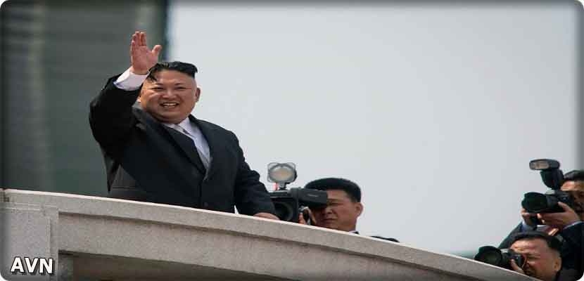 الزعيم الكوري الشمالي كيم جونغ اون يحيي المشاركين عقب استعراض عسكري في بيونغ يانغ في 15 نيسان/ابريل 2017