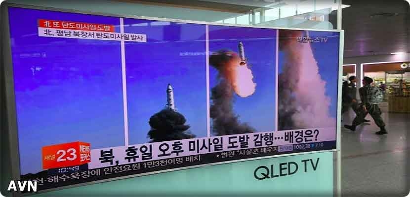 بث تلفزيوني للتجربة الصاروخية الكورية الشمالية، في محطة قطارات في سيول الاثنين 22 ايار/مايو 2017