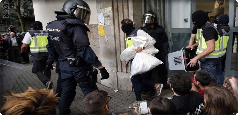الشرطة الإسبانية ضربت متظاهرين في برشلونة بالقرب من مدرسة في وسط المدينة