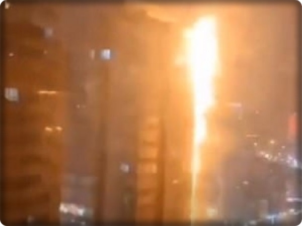 ناطحة سحاب في شنيانغ الصينية تتحول إلى عمود من النيران، فيديو