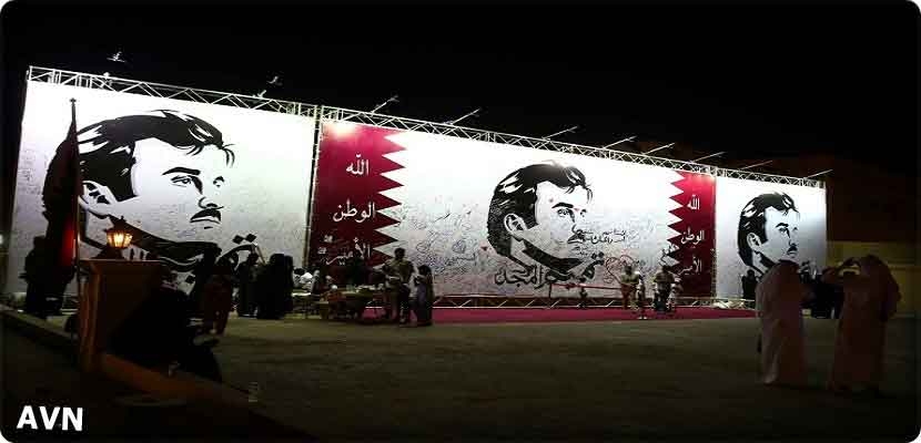 #قطريون يكتبون تعليقات على صورة عملاقة لاميرهم الشيخ #تميم_بن_حمد_آل_ثاني في #الدوحة في 6 تموز/يوليو 2017