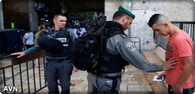 الأمن الإسرائيلي يخضع شابا فلسطينيا للتفتيش