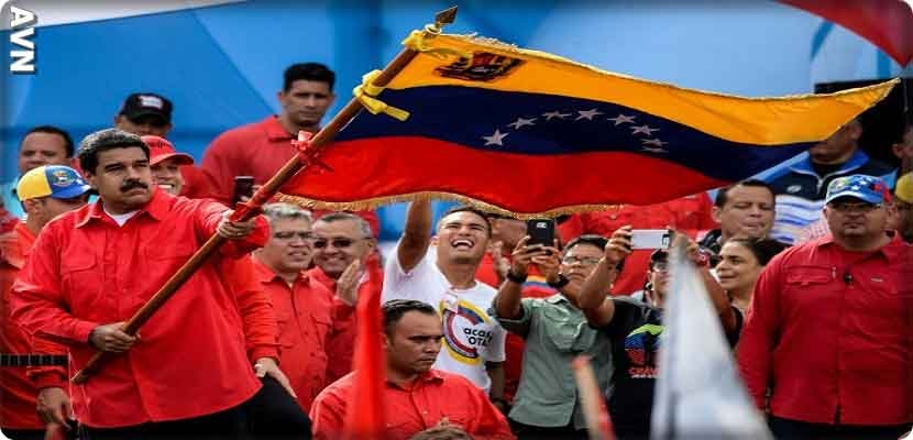 الرئيس الفنزويلي نيكولاس مادورو يحمل علم بلاده خلال الحملة الانتخابية لانتخاب الجمعية التأسيسية