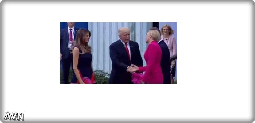 زوجة #الرئيس_البولندي تتجاهل مصافحة "ترامب"