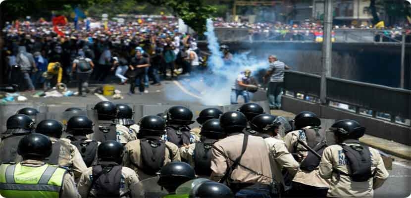 شرطة مكافحة الشغب تتصدى لمتظاهرين معارضين للرئيس الفنزويلي في كراكاس في 8 نيسان/ابريل 2017