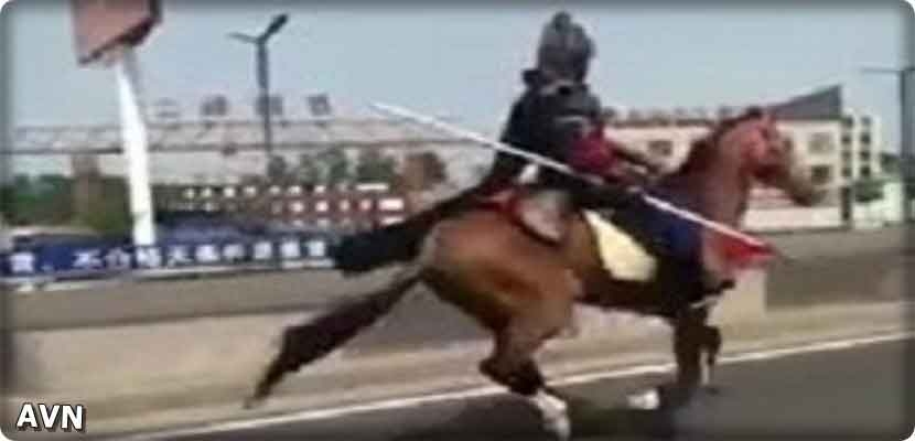 صورة من فيديو لفارس من العصور الوسطى على طريق سريعة في الصين