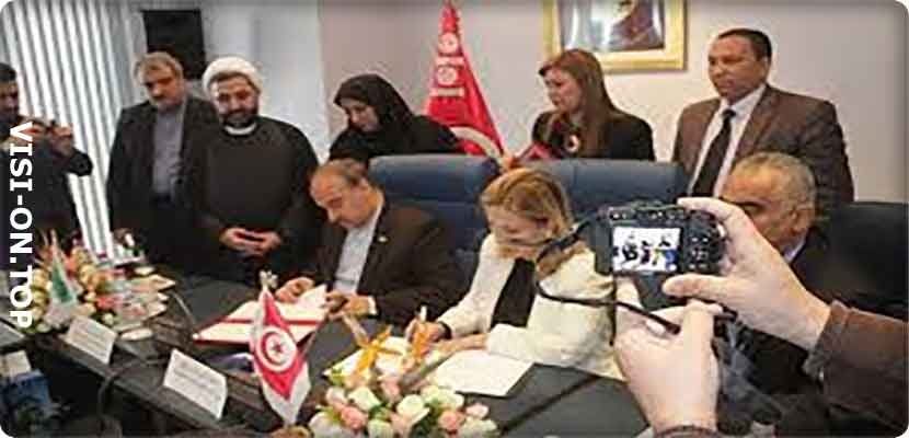 صورة من توقيع اتفاقية بين طهران وتونس لتعزيز التوافد السياحي الشيعي إبان حكومة الحبيب الصيد 