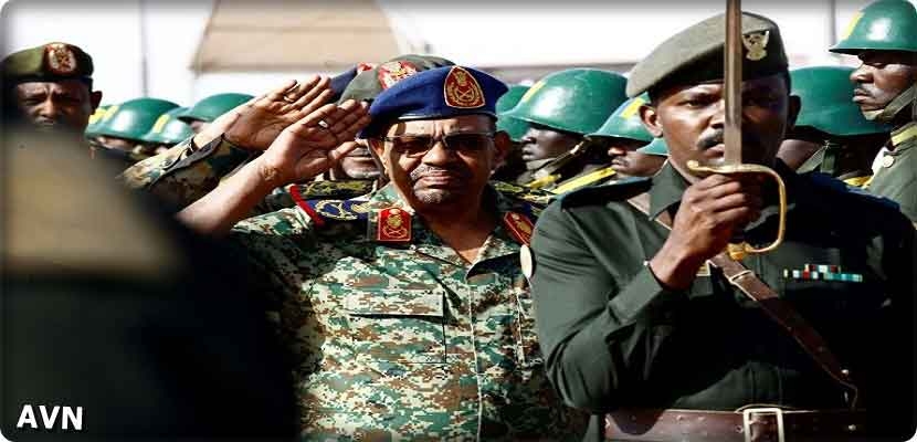 الرئيس السوداني عمر البشير خلال مناورات جوية سودانية-سعودية مشتركة في قاعدة مروي 