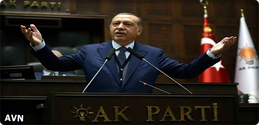 الرئيس التركي رجب طيب اردوغان يلقي خطابا خلال اجتماع للحزب الحاكم في انقرة