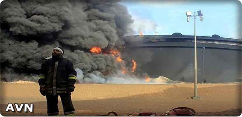 العمل على اخماد النيران في خزانات نفطية قصفها تنظيم داعش في ليبيا