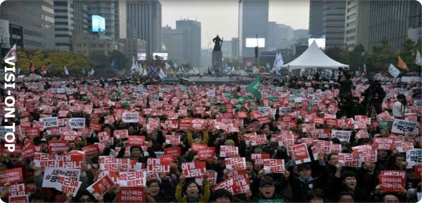 آلاف المتظاهرين، يحاولون التوجه إلى "البيت الأزرق"، مقر الرئاسة الكورية الجنوبية ، يطالبون رئيسة كوريا الجنوبية بارك غيون-هي بالإستقالة