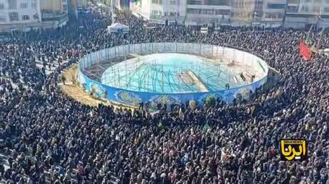 مئات الآلاف يحتشدون في طهران مطالبين بالثأر لخامنئي.. والغضب يمتد إلى بغداد