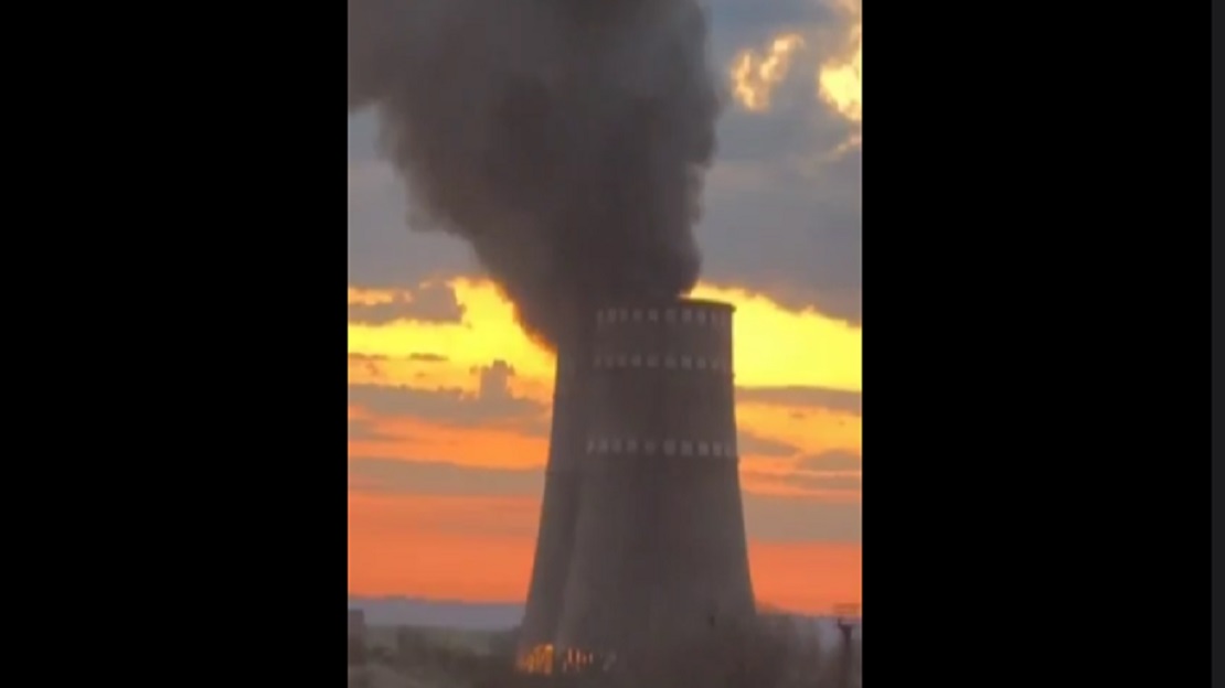 Incendie dans la tour de refroidissement de la gare de Zaporojie après un bombardement ukrainien