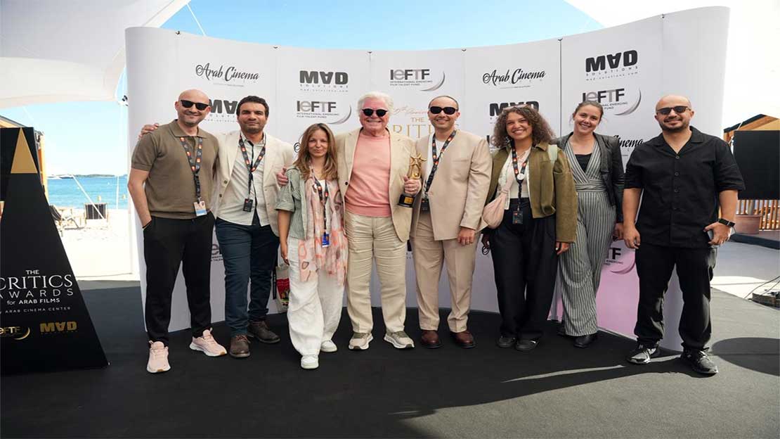 حسين فهمي يتسلم جائزة شخصية العام السينمائية العربية في مهرجان كان