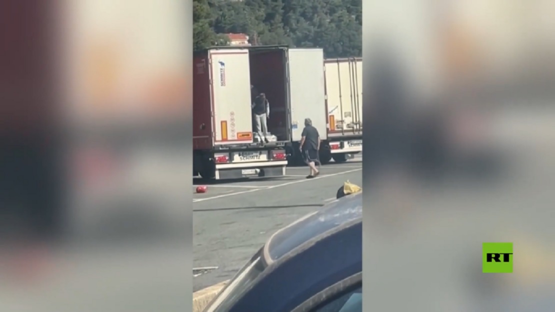 إيطاليا.. رصد سائق شاحنة يجلد نساء مهاجرات حشرهن في شاحنته