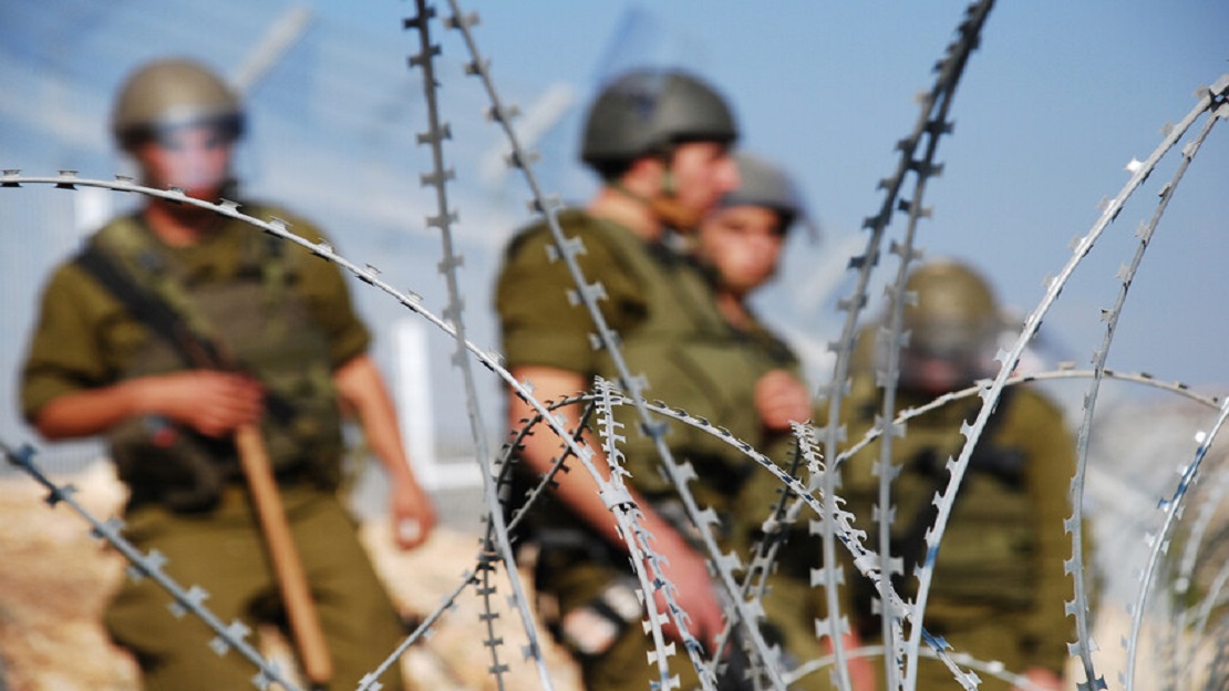 إسرائيل تعزز دفاعاتها: أسلحة منزلية لعشرة آلاف جندي احتياط بعد صدمة 7 أكتوبر