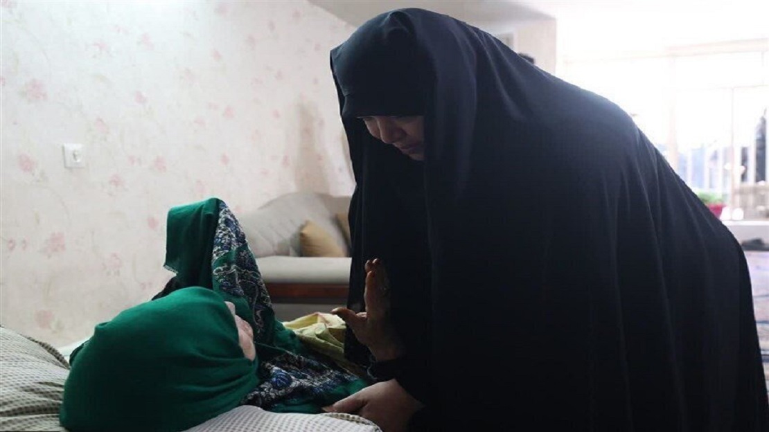 ظهور نادر لوالدة الرئيس الإيراني الراحل تتلقى التعازي داخل منزلها البسيط (فيديو)