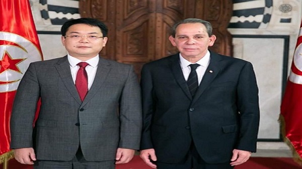 رئيس الحكومة التونسية يلتقي رئيس منطقة شمال وغرب ووسط إفريقيا لهواوي بهدف تعزيز التعاون في المجال التكنولوجي