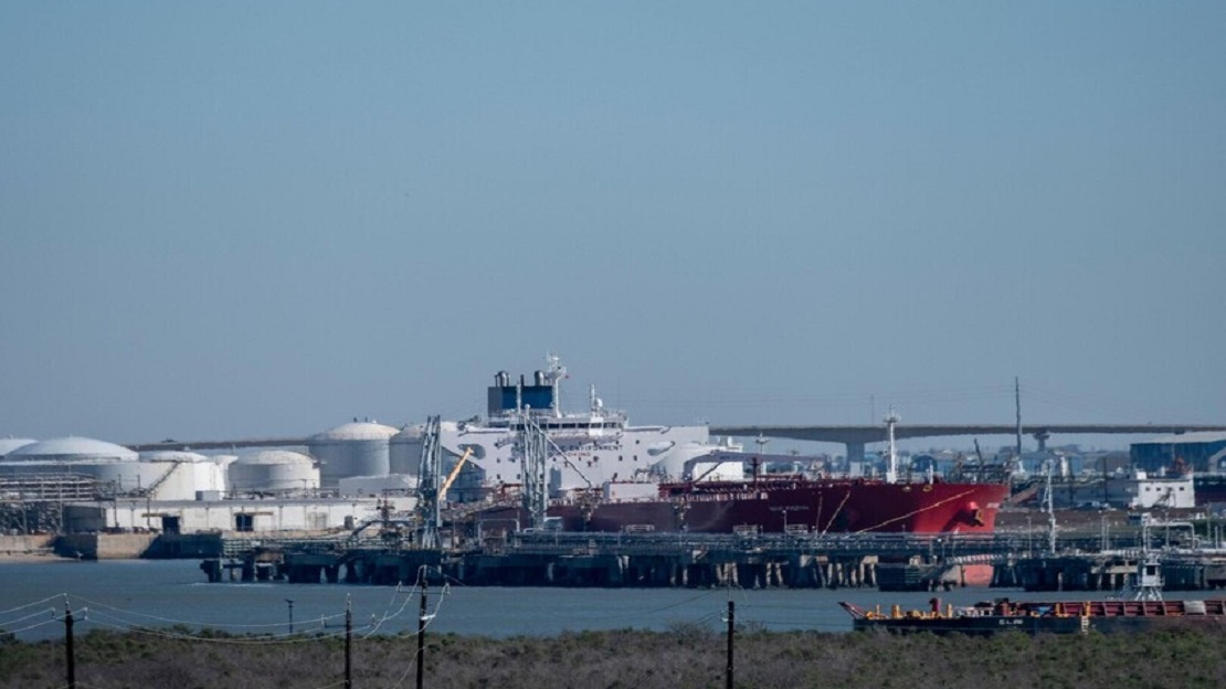 واشنطن تفتح صنبور النفط الفنزويلي لإغراق سوق الطاقة وكبح موسكو