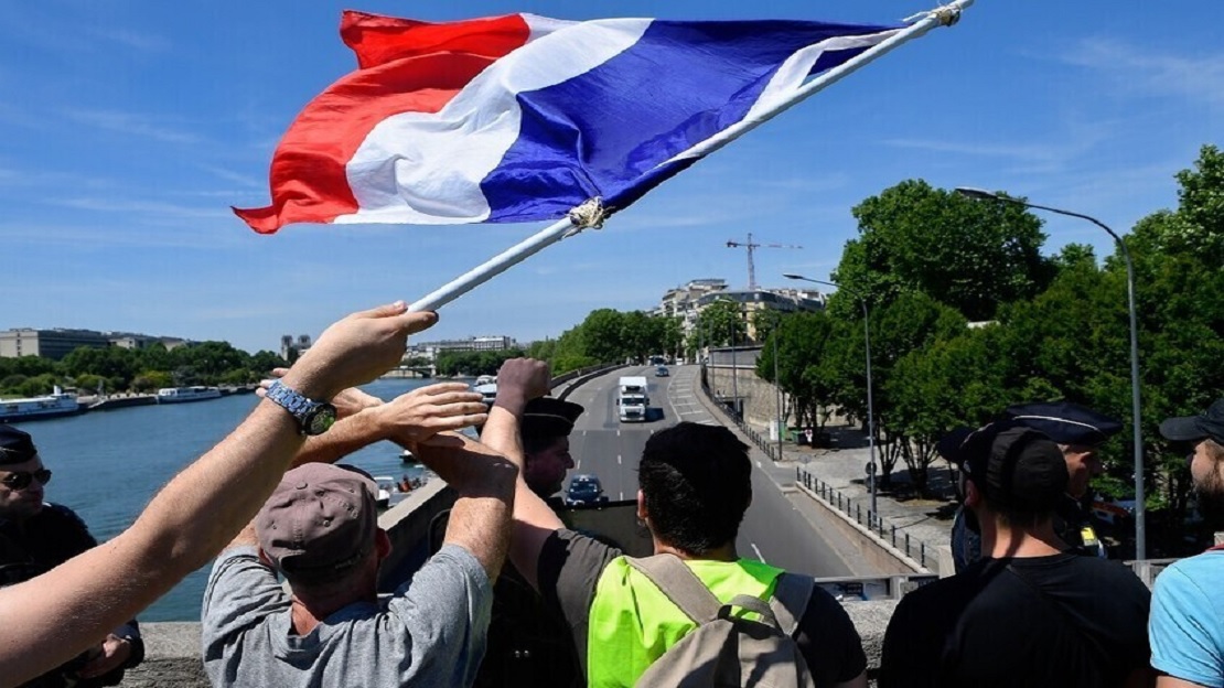 استطلاع صادم في فرنسا: 67% يؤيدون تعليق الهجرة لمدة 2-3 سنوات