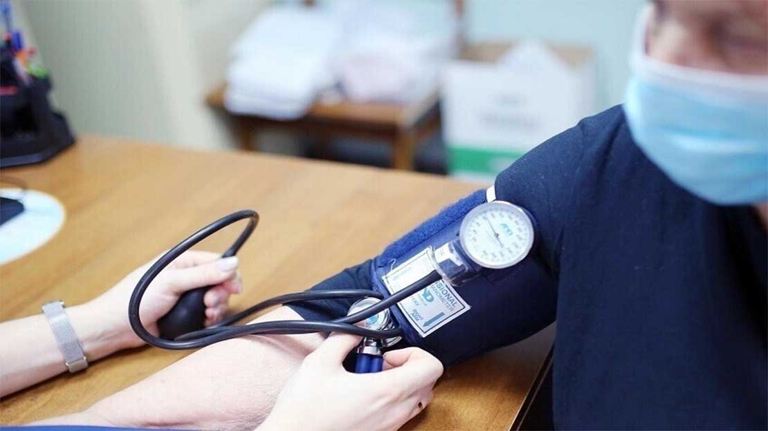 أسباب خفية يومية ترفع ضغط الدم.. تحذير الأطباء من عادات تبدو بريئة