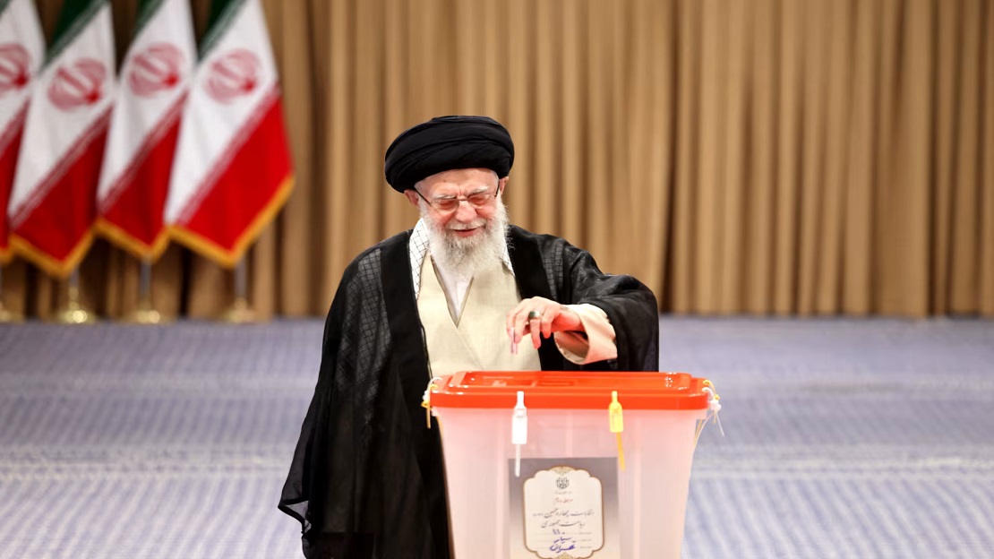 بدء عملية الاقتراع في جولة الإعادة بانتخابات الرئاسة الايرانية بين جليلي وبزشكيان