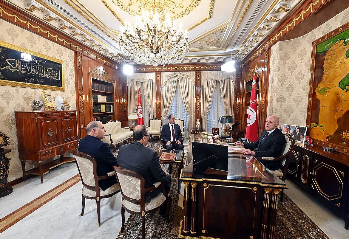  رئيس تونس يتحدث مع وزير داخليته عمّن يستهدفون أمن الدولة 