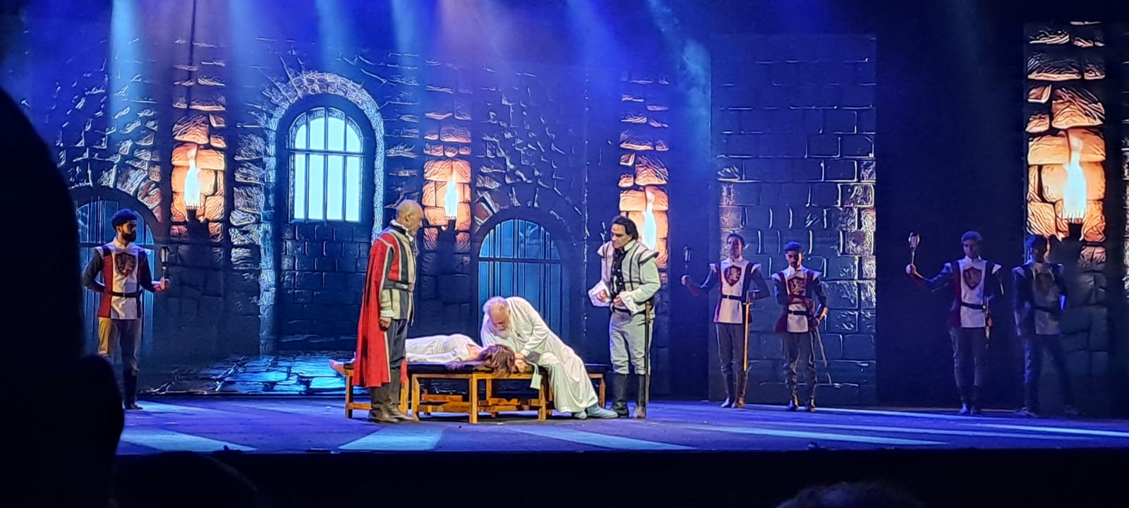 هذا المشهد حوّل نهاية شكسبير القاسية إلى رحمة مصرية خالصة: لير لم يمت وحيداً، بل التقى بابنته في عالم آخر، والحب انتصر بعد الموت.