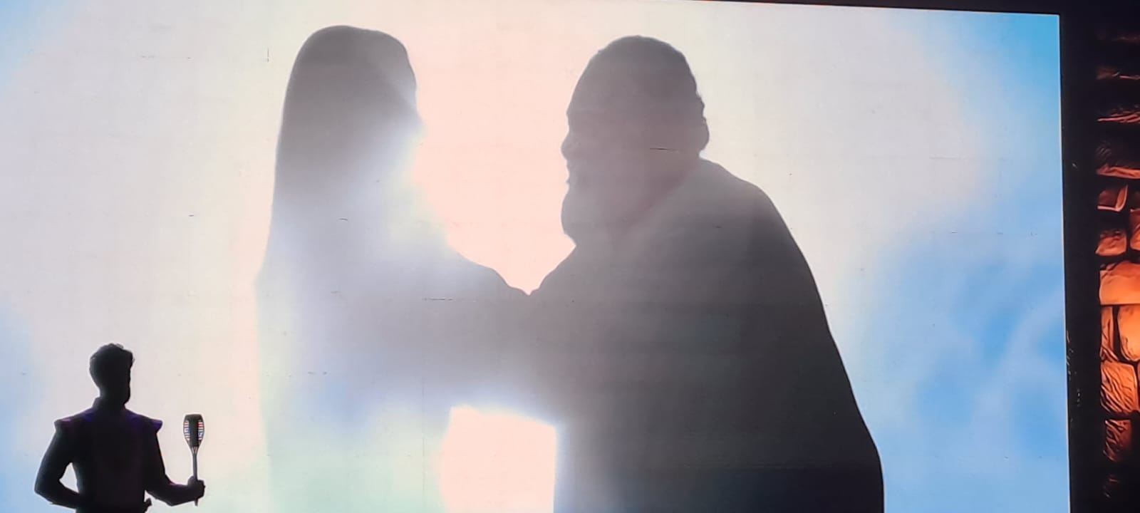 لير يفتح ذراعيه ببطء، كورديليا تركض نحوه كأنها تطير، يحتضنها احتضاناً أبدياً