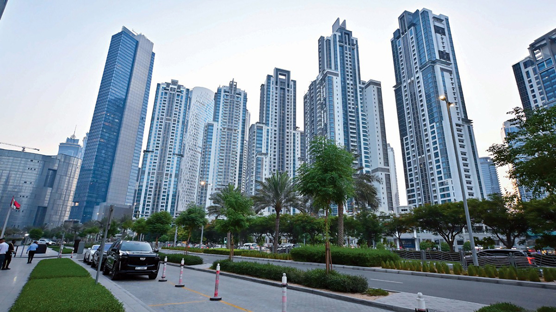 مجمع سكني في دبي مع ناطحات سحاب حديثة وشوارع خضراء