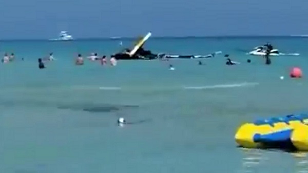طائرة مروحية سقطت بين رواد شاطئ مدينة ميامي بولاية فلوريدا الأمريكية|||