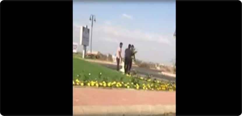 صورة من فيديو توثيق ازالة الورود بعد مرور امير مكة