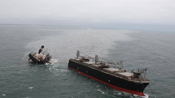 غرق نصف سفينة على سواحل اليابان، فيديو