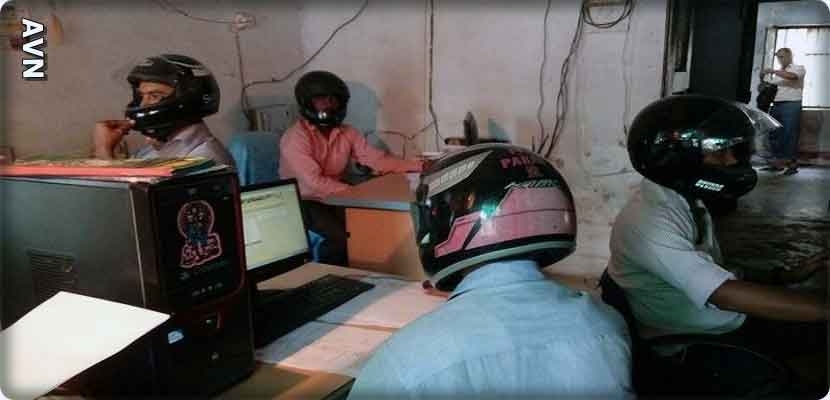 الهند: موظفون مكاتبهم بخوذات سائقي الدراجات النارية