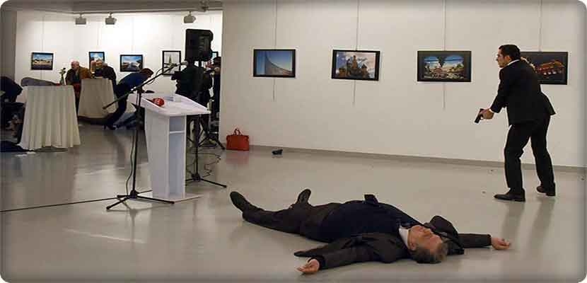 لحظة اغتيال السفير الروسي لدى أنقرة - 19 ديسمبر 2016.