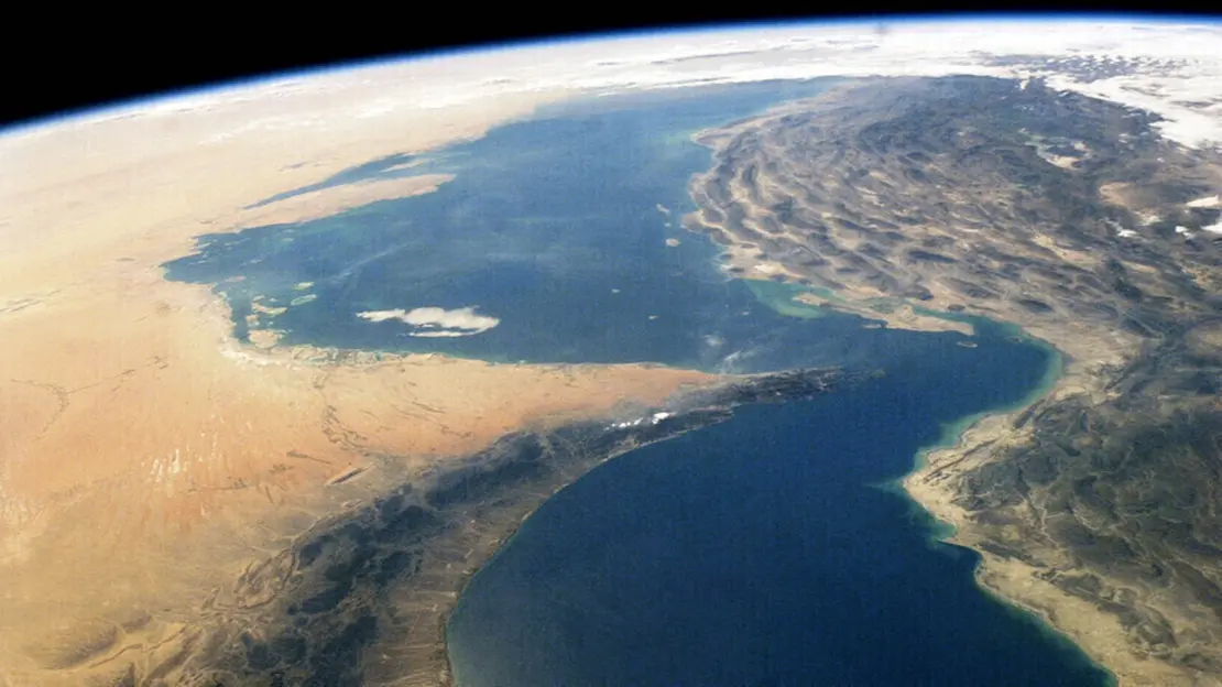 إيران: السماء والمضيق خطنا الأحمر.. 20 سفينة عبرت هرمز وإسقاط طائرات مسيرة